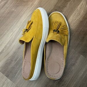 Gentle Souls by Kennth Cole Rory Suede Slides - Yellow Women’s Size 6